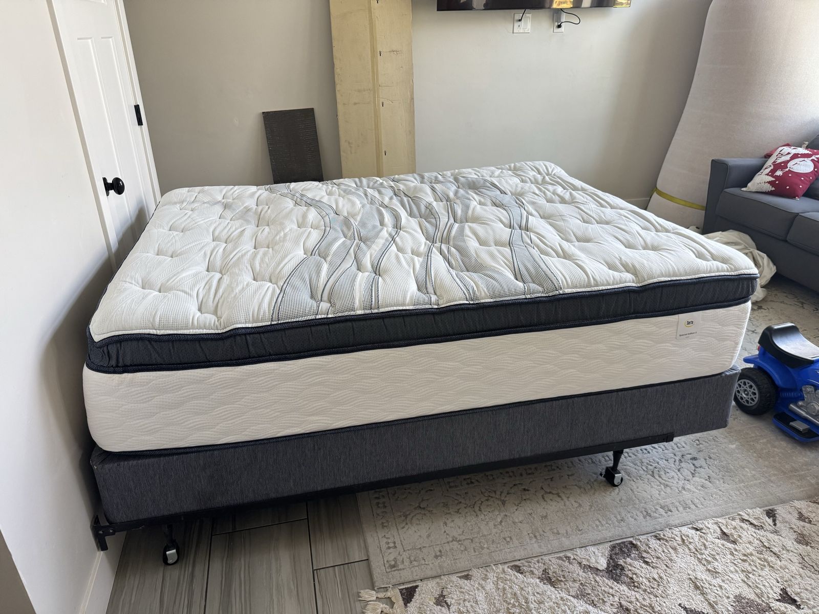 Queen Bed (Serta Special Edition II Mattress+Box spring + metal base)