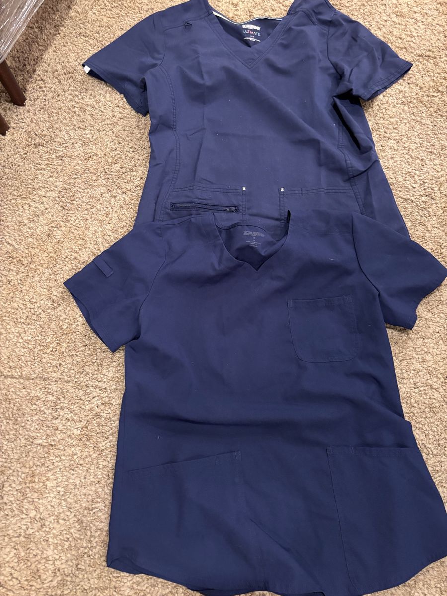 Women’s scrub tops Medium READ DESCRIPTION