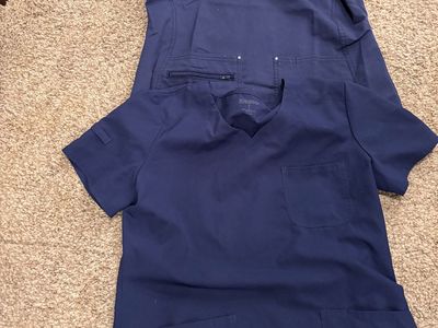 Women’s scrub tops Medium READ DESCRIPTION