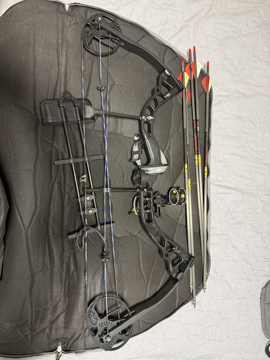 Diamond Archery Compound Bow Package with Quiver and Arrows