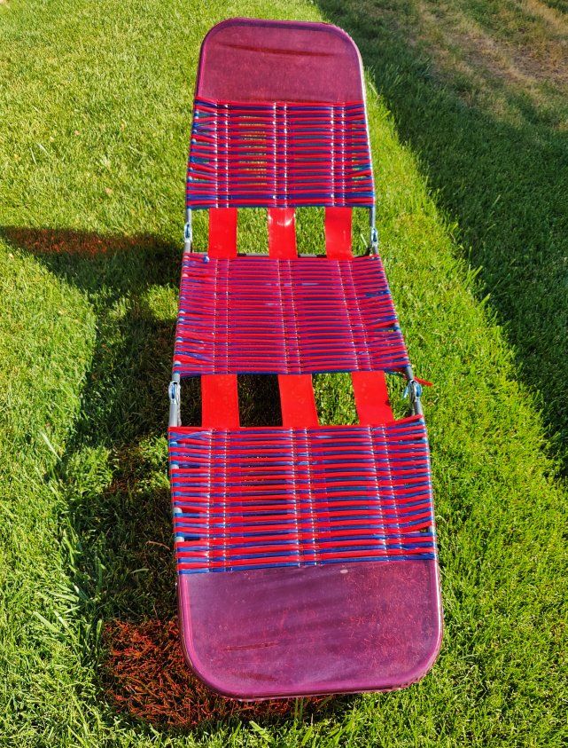 Vintage Tri-Fold Jelly Tubed Chaise Lawn Lounge Chair – Retro Patio/Pool Chair - Red & Blue
