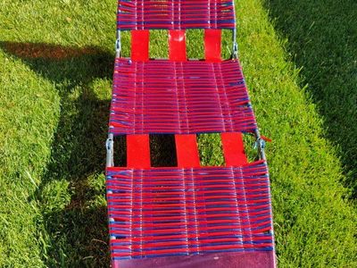 Vintage Tri-Fold Jelly Tubed Chaise Lawn Lounge Chair – Retro Patio/Pool Chair - Red & Blue