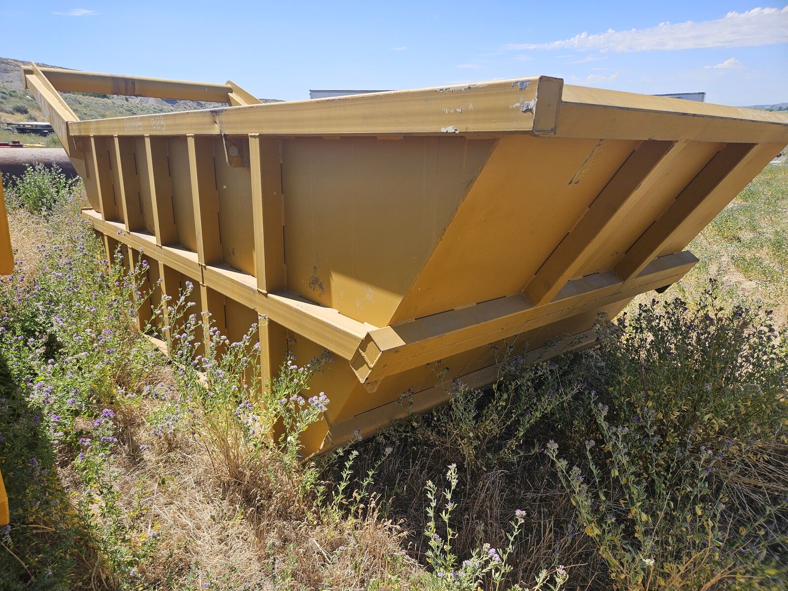 Unused 12 cy rock box, bedding box