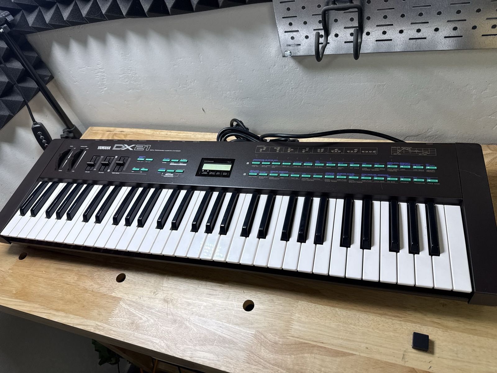 Yamaha DX21 Digital Programmable Algorithm Synthesizer Keyboard