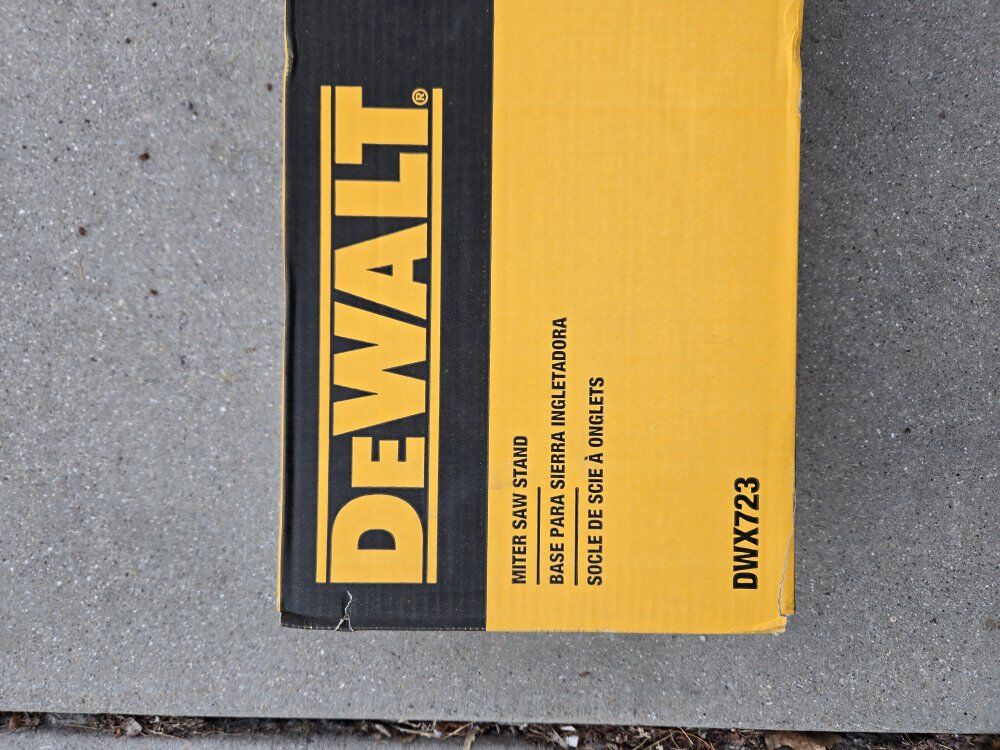 Dealt miter saw stand