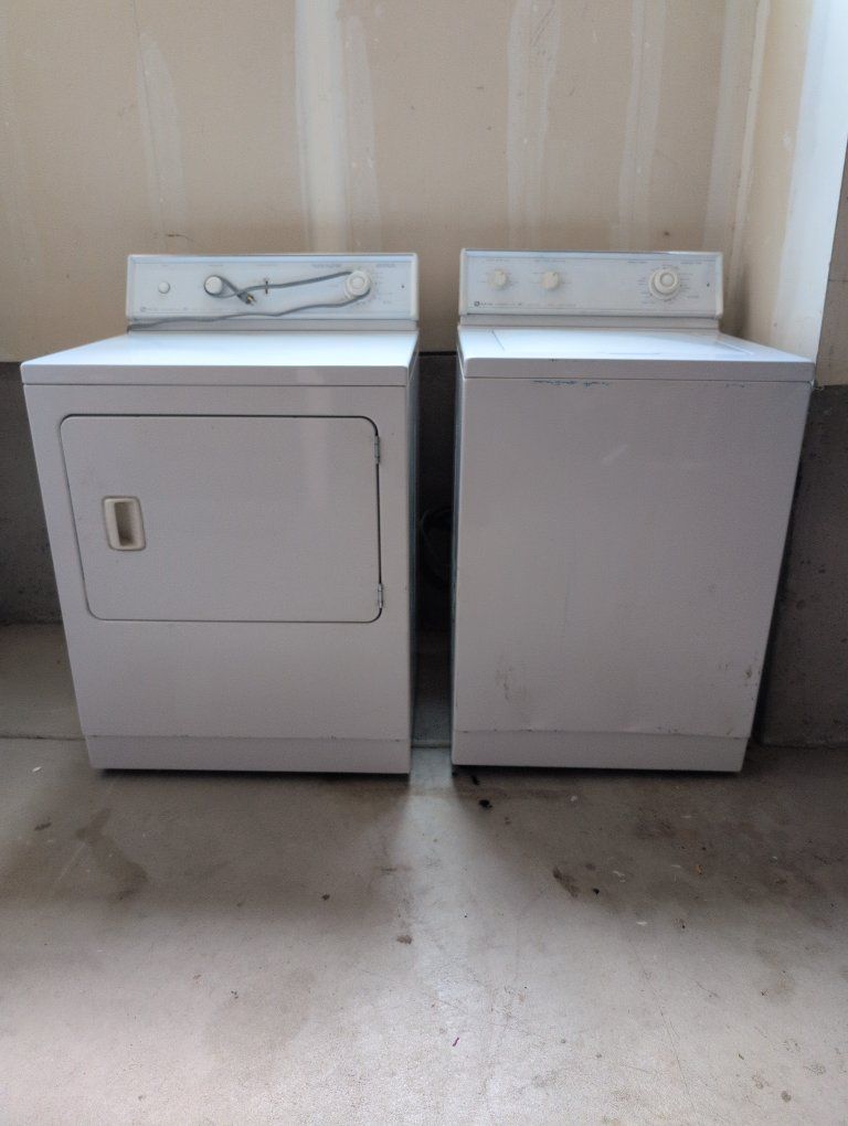 Maytag Washer and Dryer Set in White