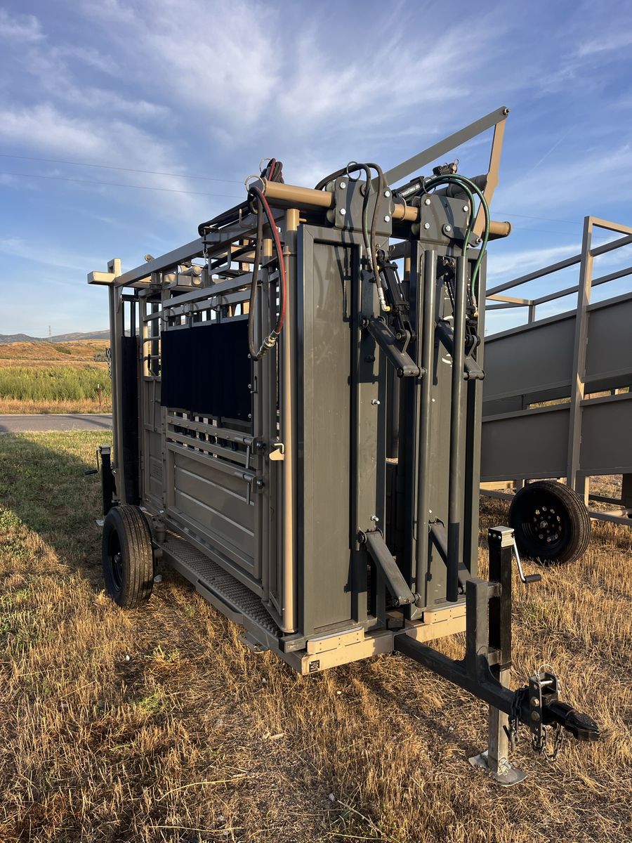 Circle T Hydraulic Cattle Squeeze Chute Trailer Portable Livestock Handling