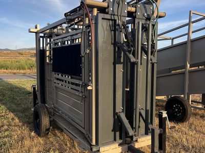 Circle T Hydraulic Cattle Squeeze Chute Trailer Portable Livestock Handling