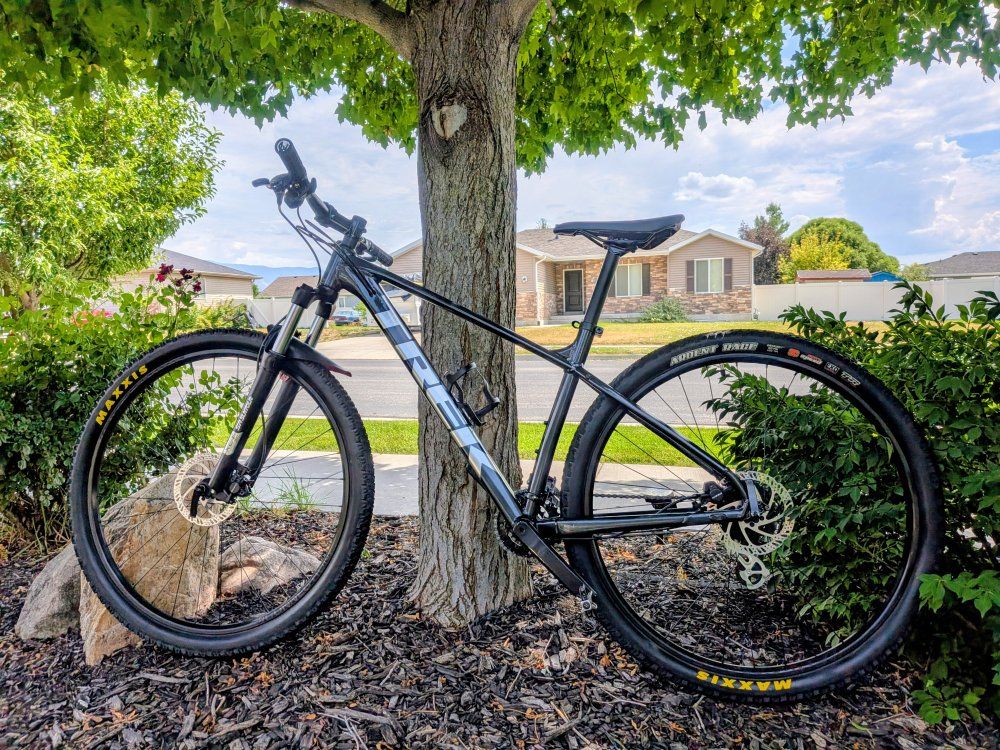 2022 Trek Marlin 5 Mountain Bike - Lithium Grey, Size M/L, , 29" Maxxis Tires, Crankbrothers Pedals, and more.