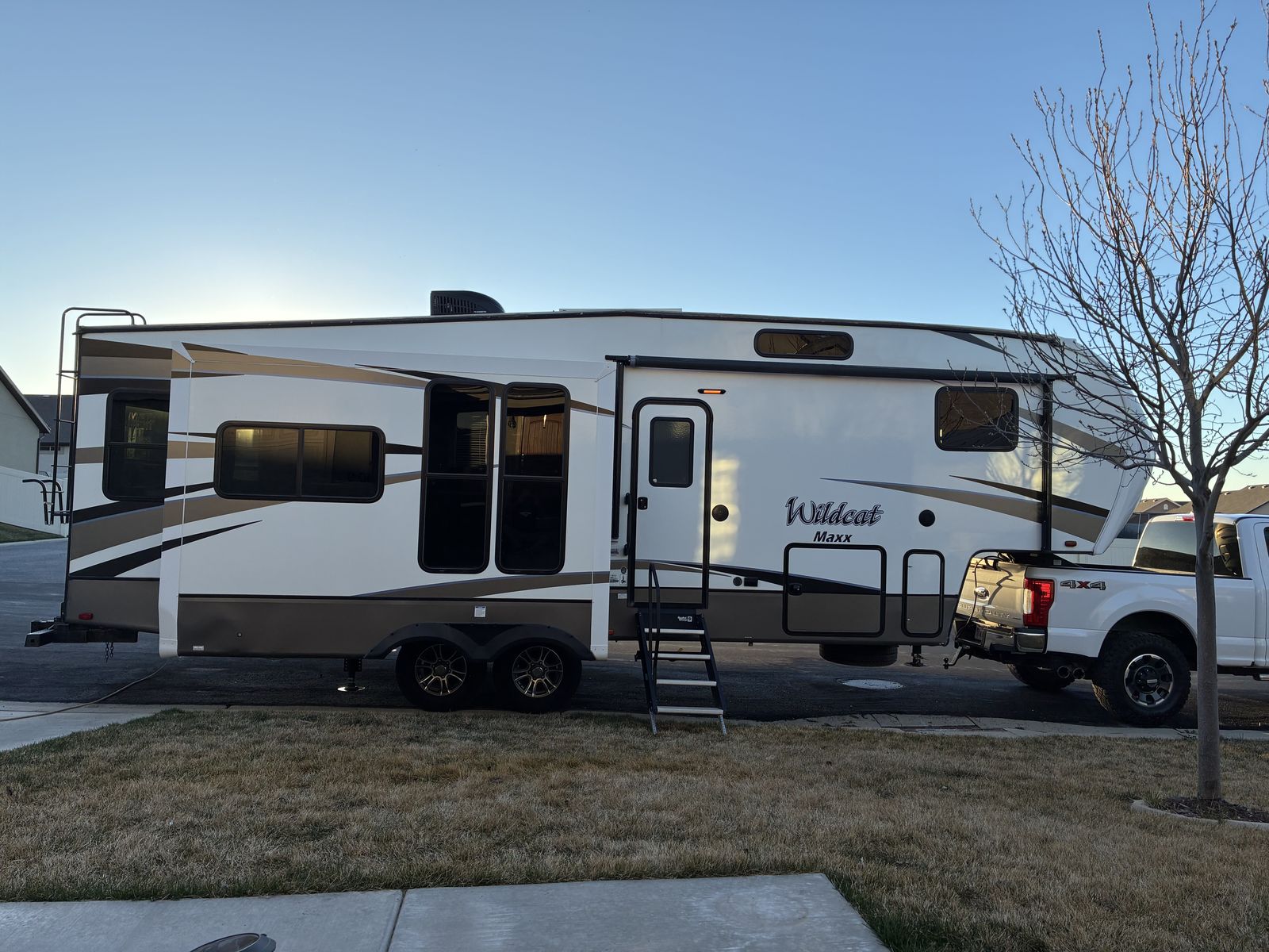 2019 Wildcat 29.5 ft 5th Wheel Trailer