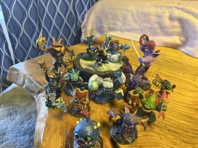 Skylanders Mixed Lot 15-Pack Action Figures & Character Bases Activision