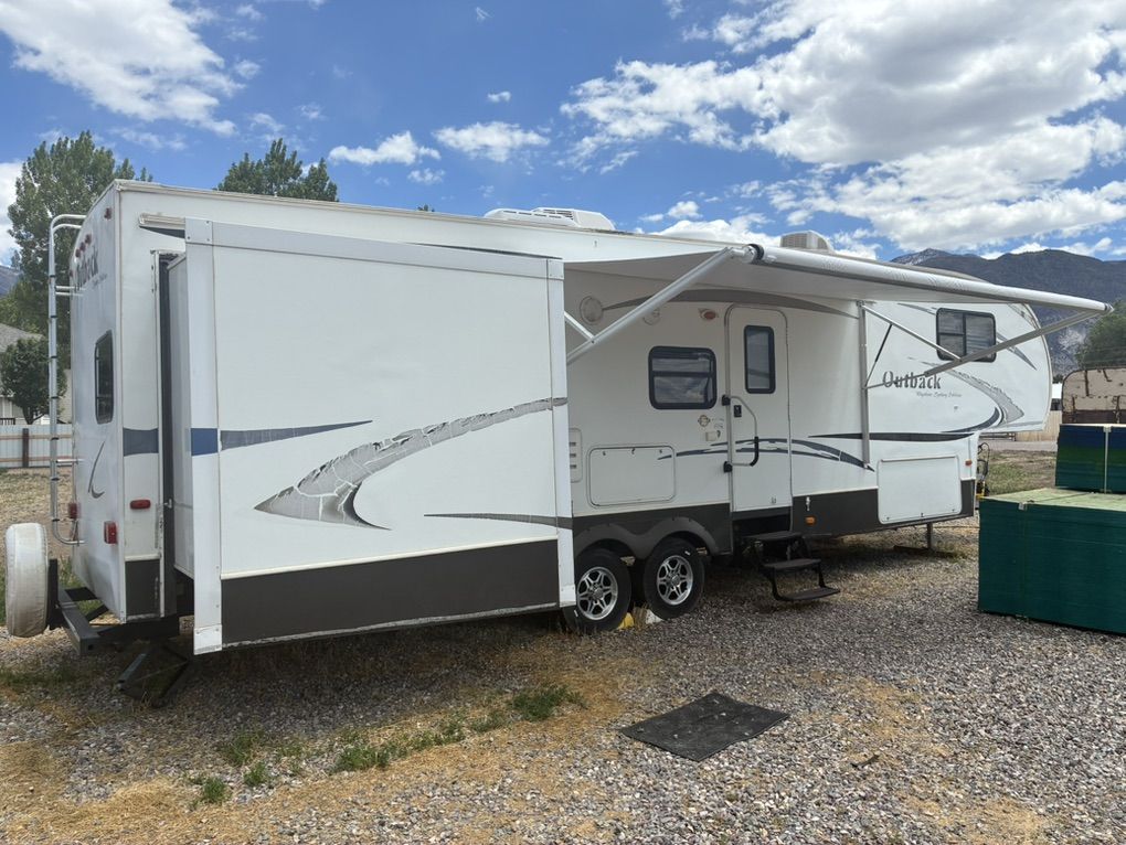 5th Wheel Camp Trailer Keystone Outback