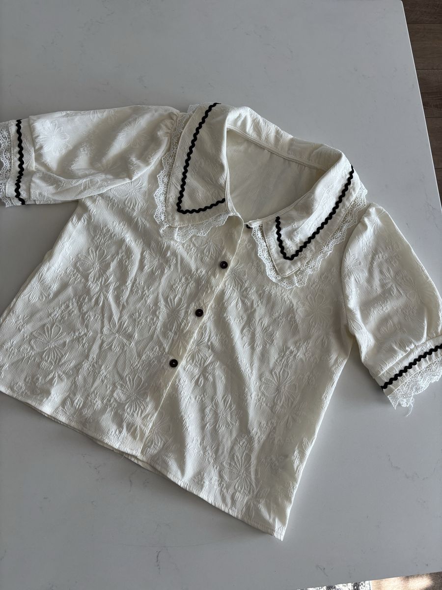 Vintage Inspired Floral Blouse with Black Trim and Lace Collar - Size Medium