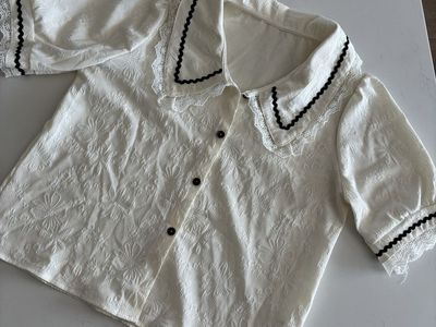 Vintage Inspired Floral Blouse with Black Trim and Lace Collar - Size Medium