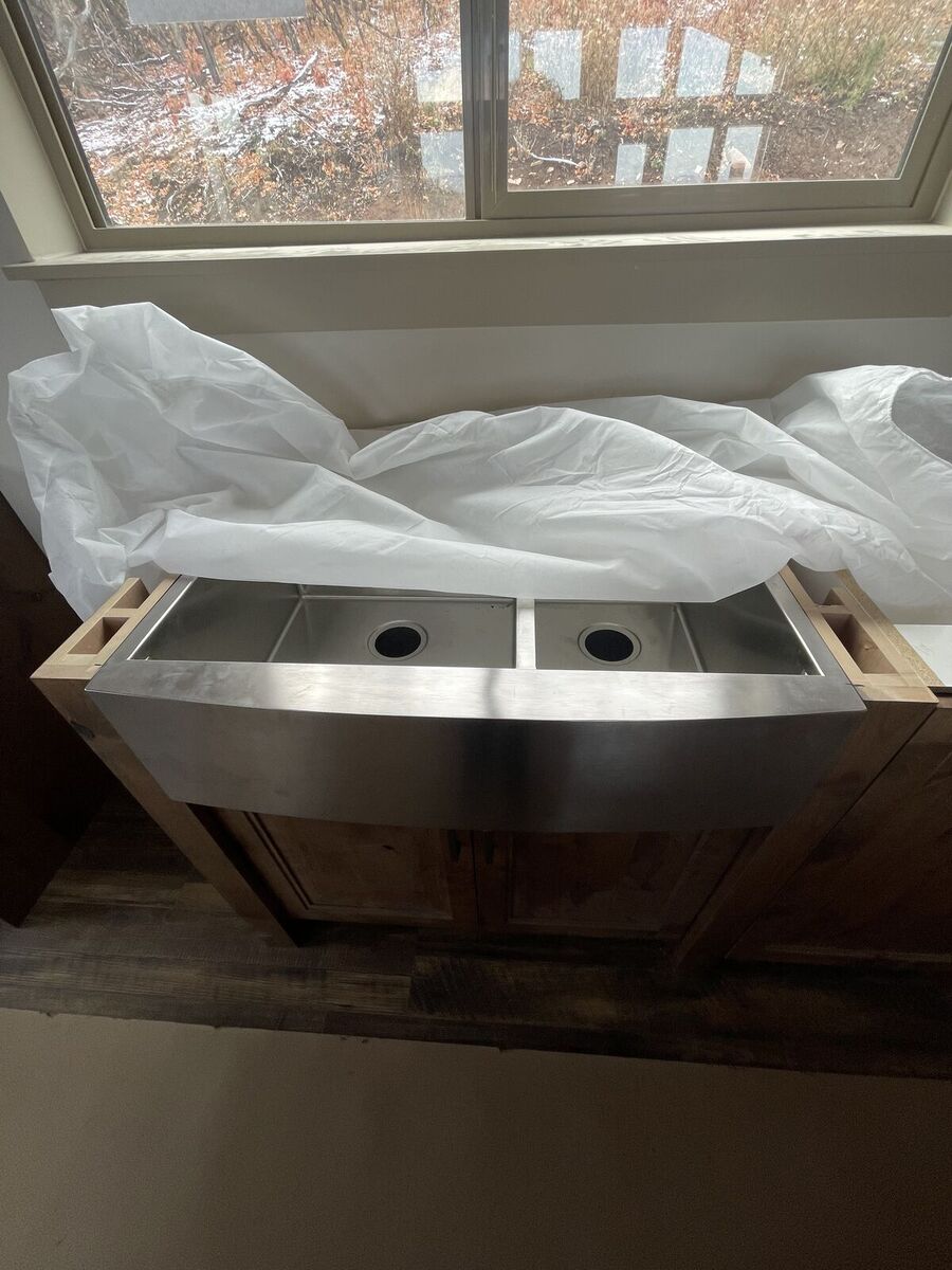 Auric 33" Farmhouse, 9" Curved Apron Sink