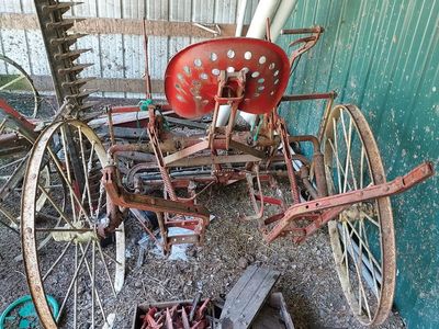 Antique Farm Planter – Single Row – Steel Wheels