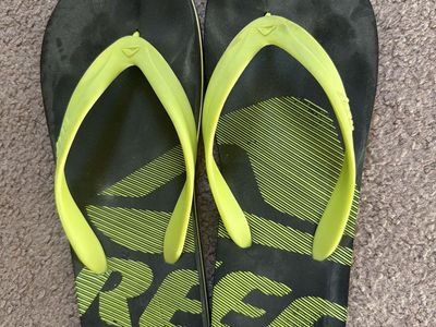 Reef Flip Flops Black and Neon Green Sandals Sz 9