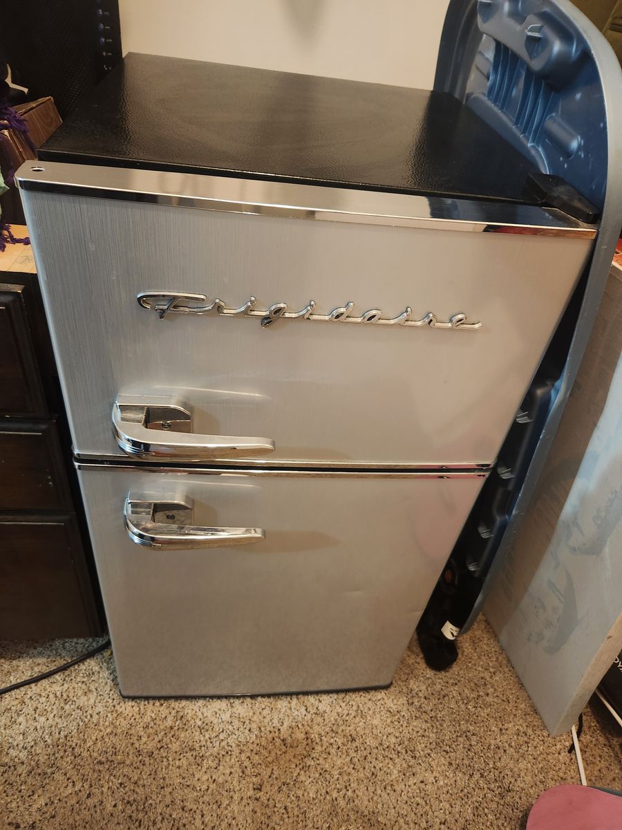 Frigidaire retro mini fridge 3.1 cu ft