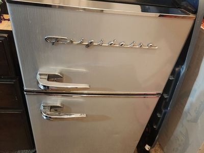 Frigidaire retro mini fridge 3.1 cu ft