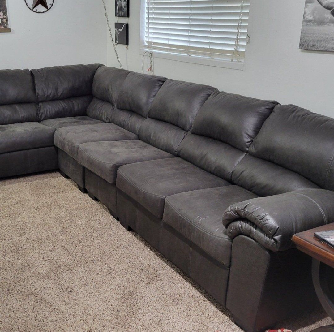 Large Gray L-Shaped Sectional Sofa - Comfortable and Spacious Seating