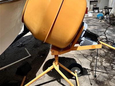 Cement/ concrete mixer