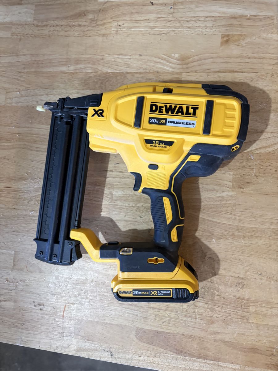 DeWalt 18 gauge brad nailer 20V cordless complete kit
