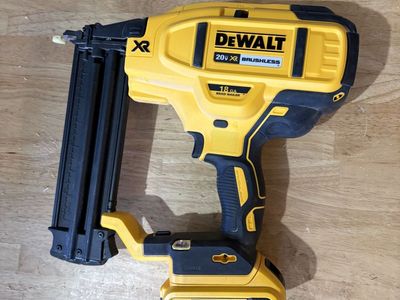 DeWalt 18 gauge brad nailer 20V cordless complete kit