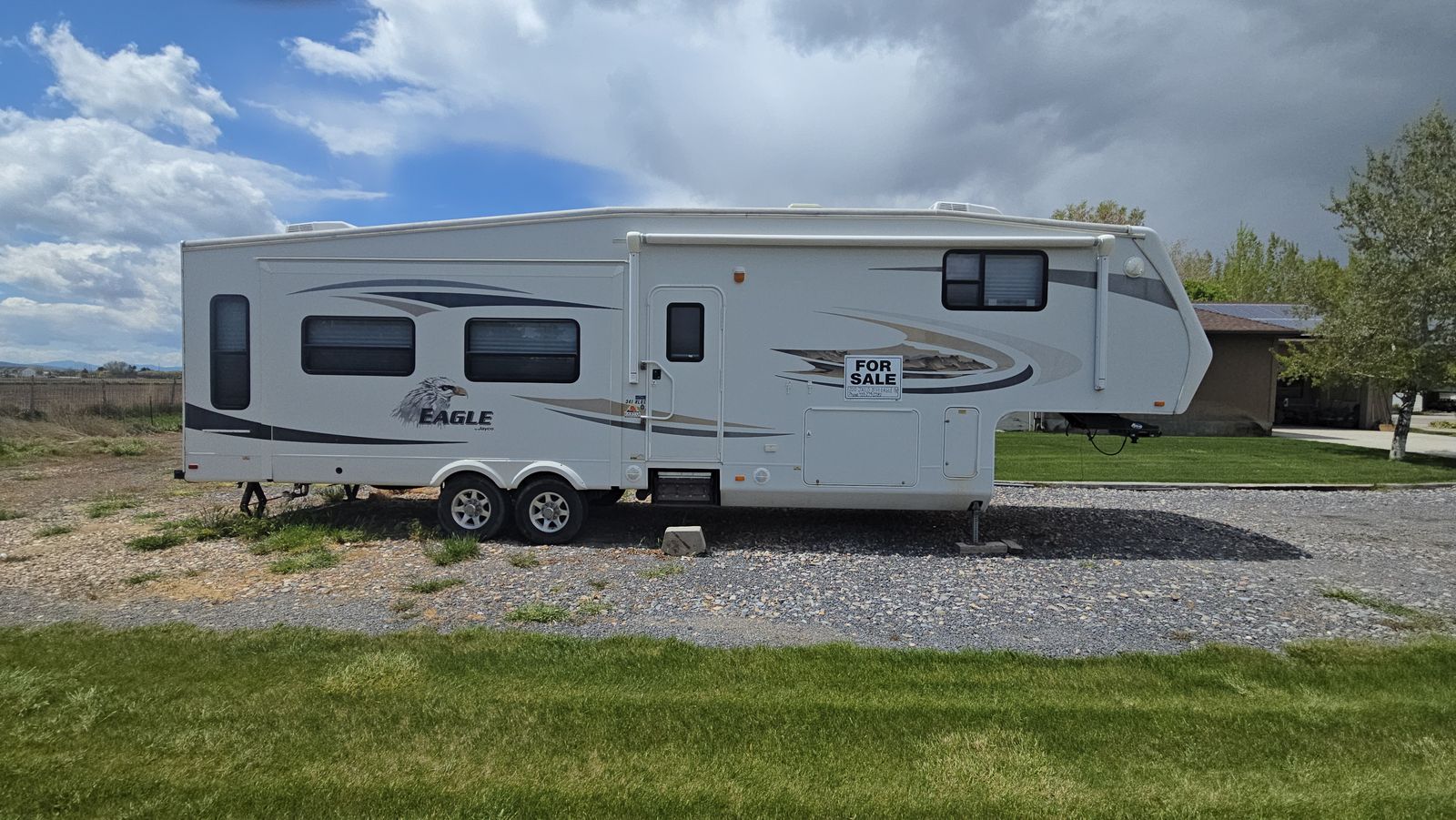 2010 Jayco 5th wheel trailer