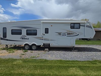 2010 Jayco 5th wheel trailer