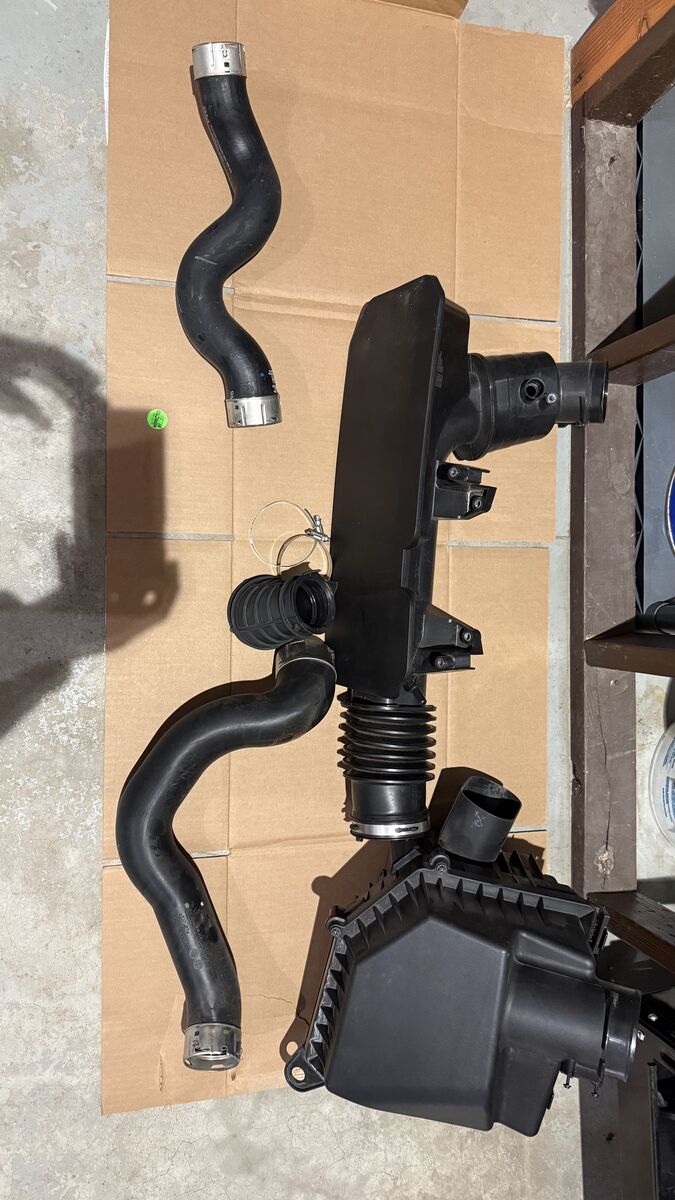 Gmc Canyon 2025 Stock Air intake and Exhaust