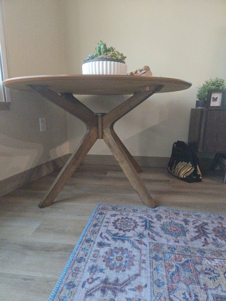 Stylish Round Wooden Dining Table - Modern Design