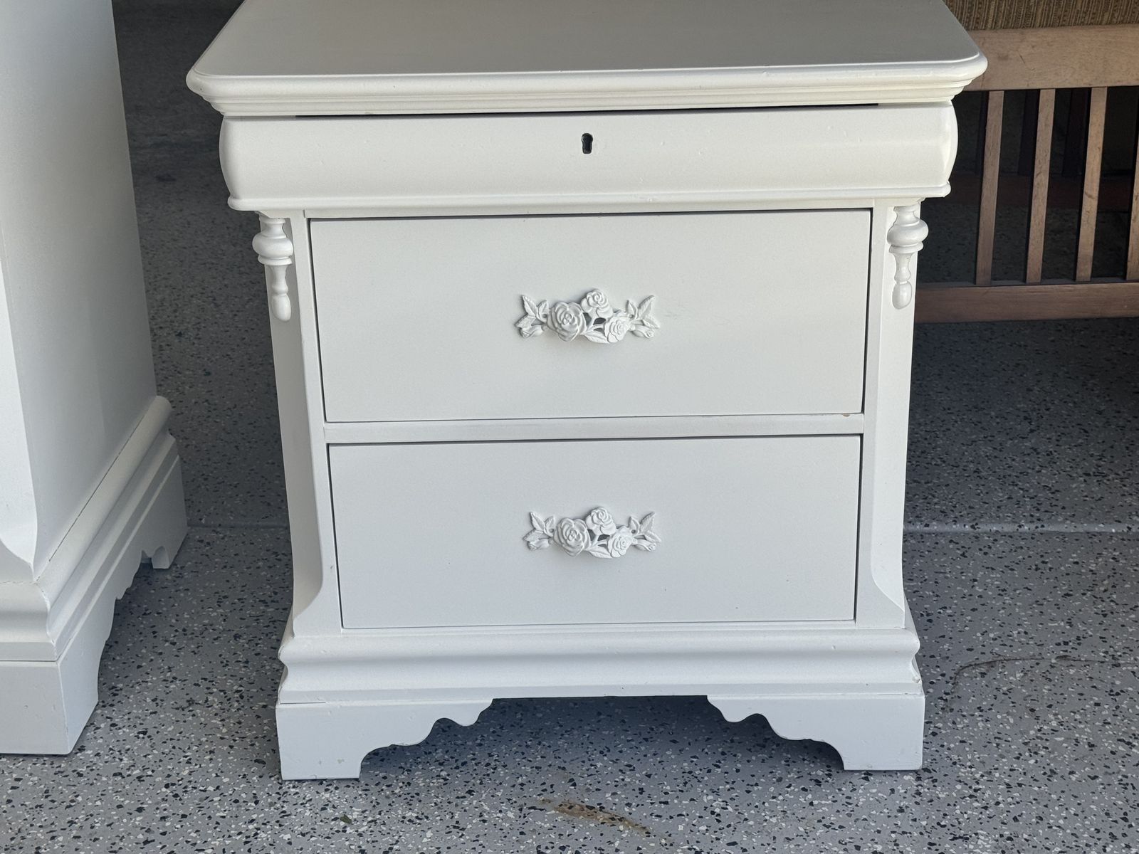 4 piece set of beautiful bedroom furniture