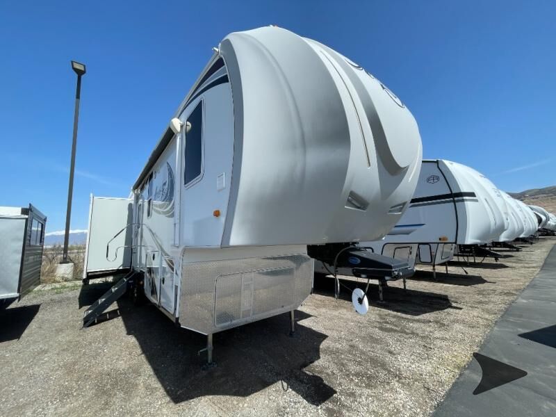 2019 Northwood Arctic Silver Fox Edition 32-5M