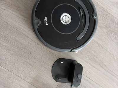iRobot Roomba 675 Robot Vacuum Cleaner with Charging Dock