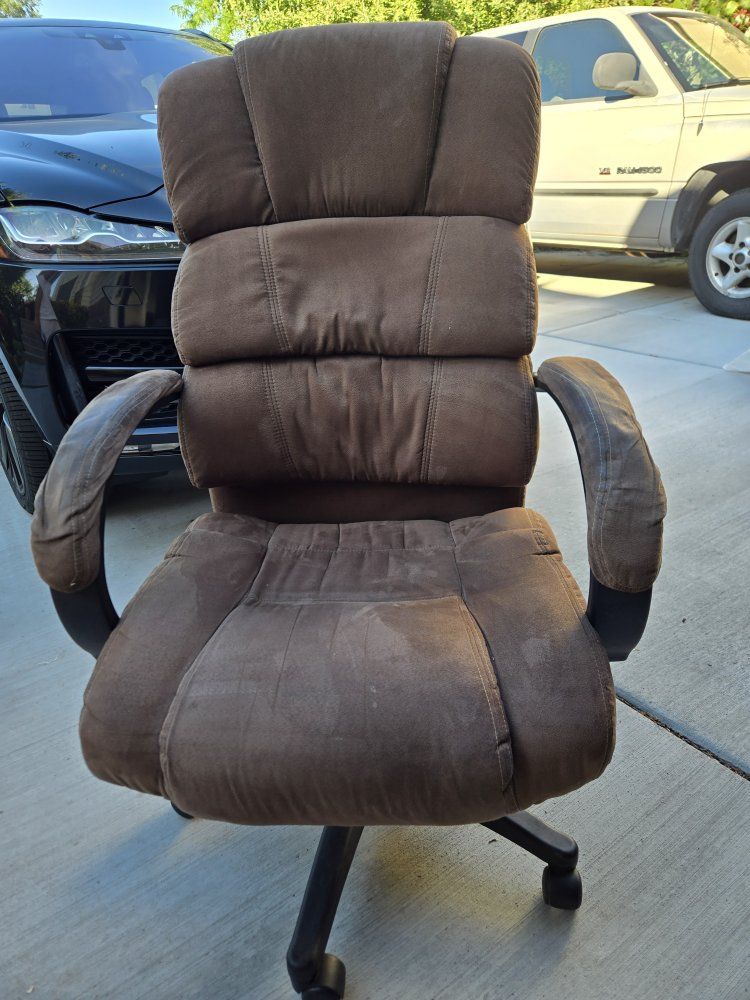 Comfortable Brown Office Chair - Ergonomic Swivel & Tilt Functionality