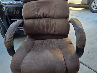Comfortable Brown Office Chair - Ergonomic Swivel & Tilt Functionality