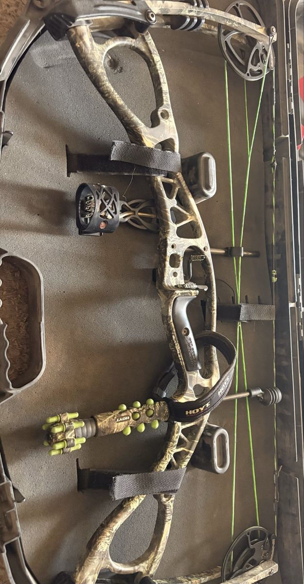 Hoyt Charger Compound Bow with Hard Case, Sight, Stabilizer, & Accessories