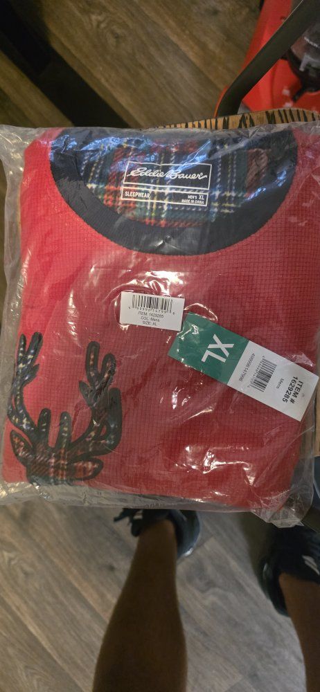 Eddie Bauer Men's Red Reindeer Plaid Holiday Pajama Set, intimate - Size XL - Cozy Sleepwear