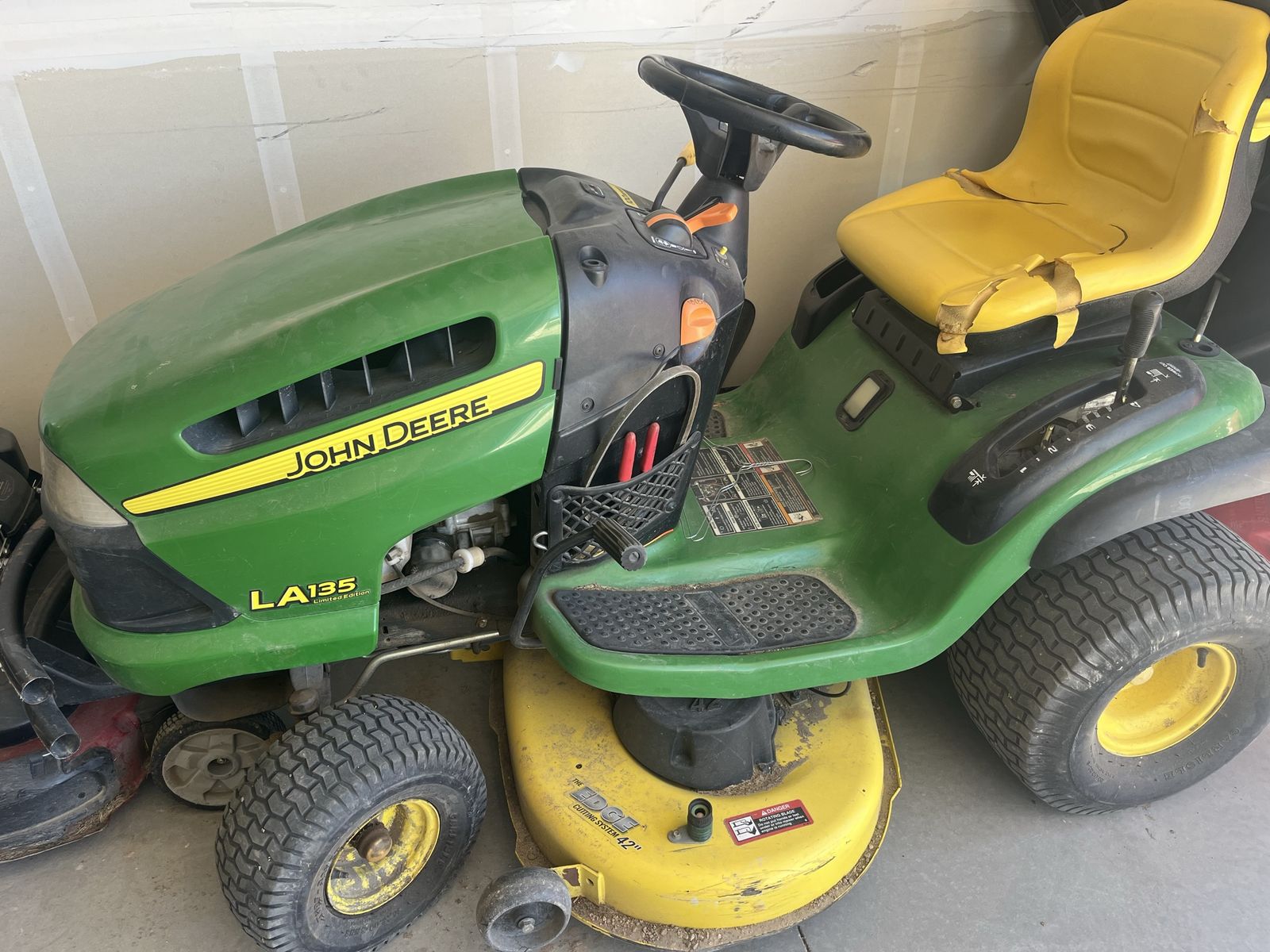 John Deere LA135 42” Riding Lawn Mower