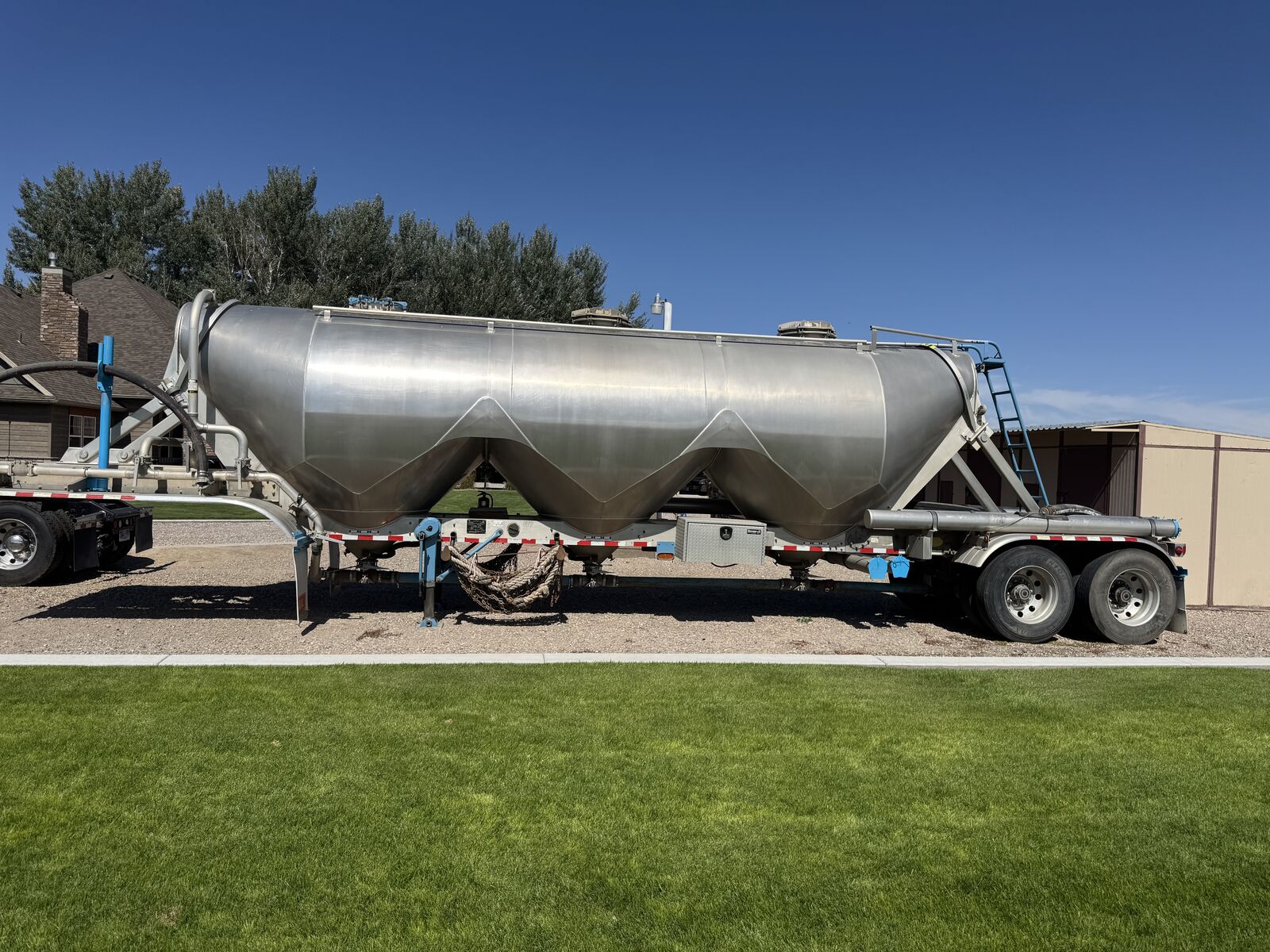 Heil pneumatic trailer