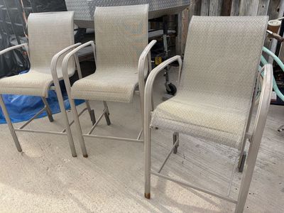 3 Outdoor barstools