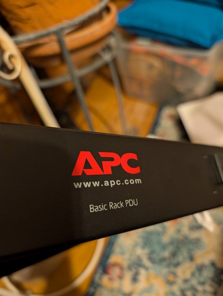 APC Basic Rack PDU AP7530 Schneider Electric power strip 120v IT server hardware