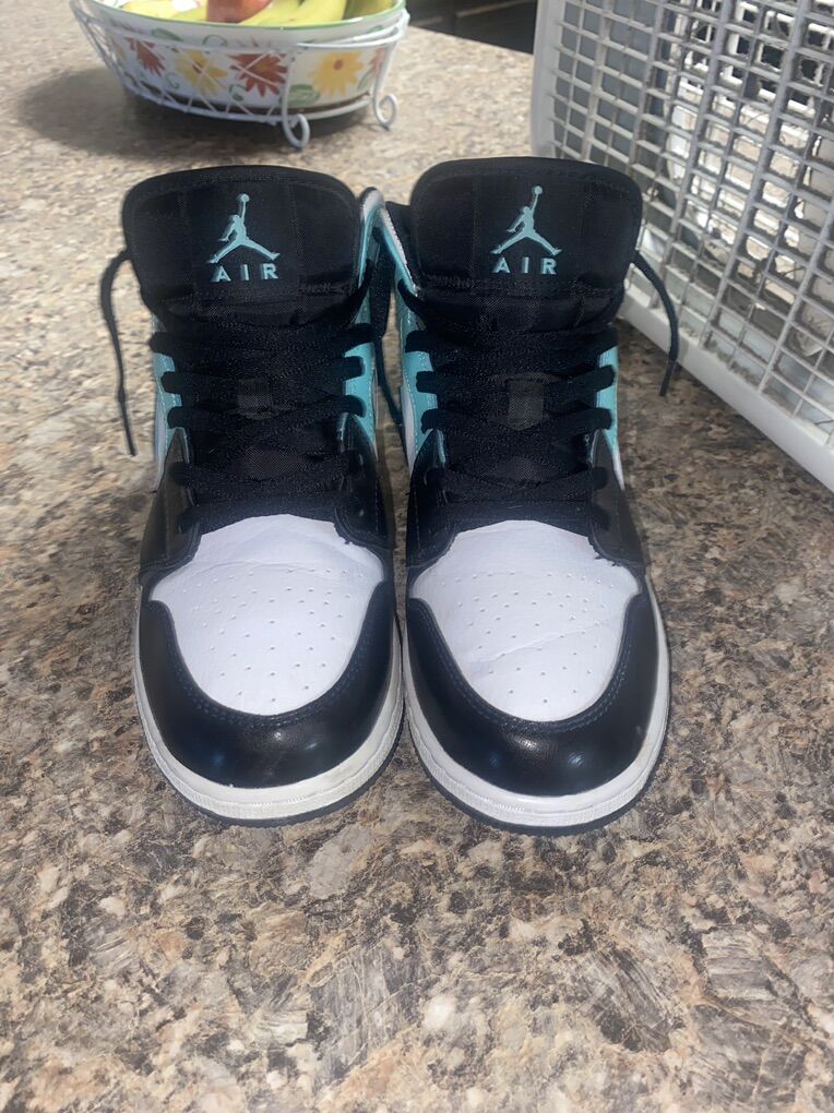 Jordan 1's Mid Tropical Twist igloo