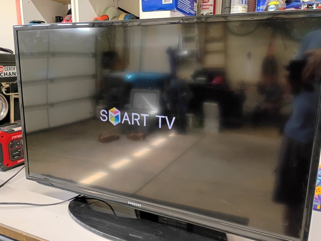 Samsung UN40H5203AF 40-inch 1080p Smart TV - Used, Great Condition, Built-in Apps