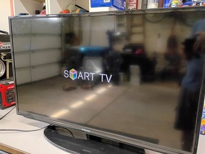 Samsung UN40H5203AF 40-inch 1080p Smart TV - Used, Great Condition, Built-in Apps