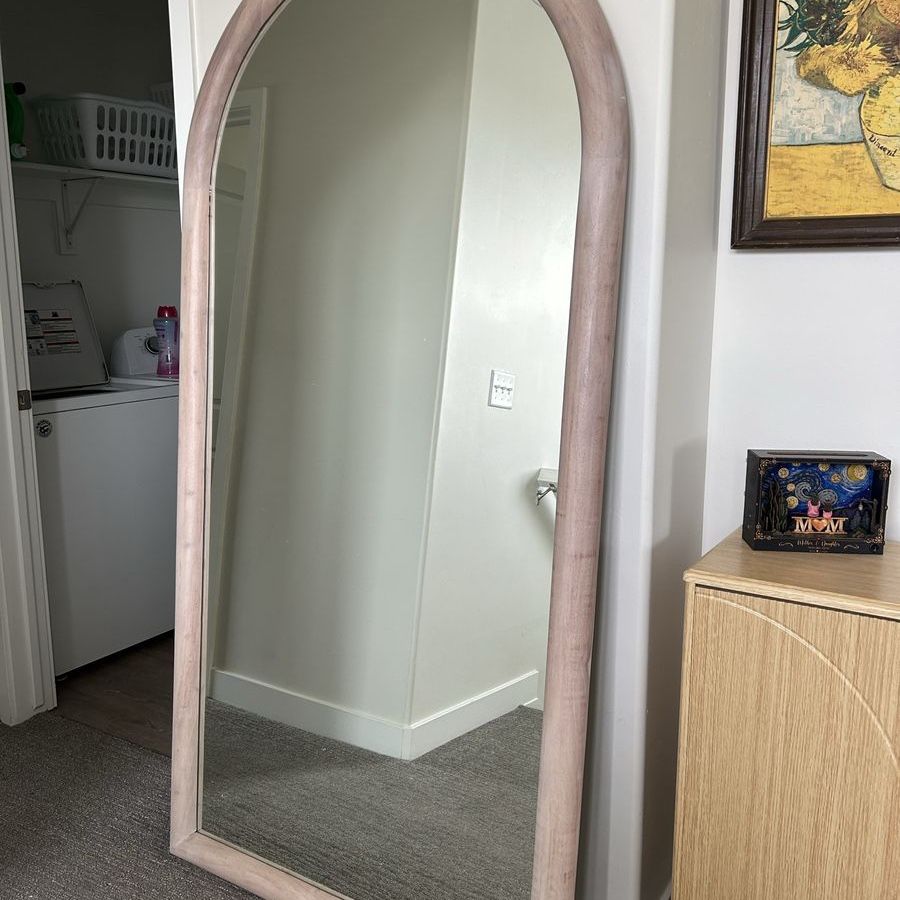 Four hands arched floor mirror