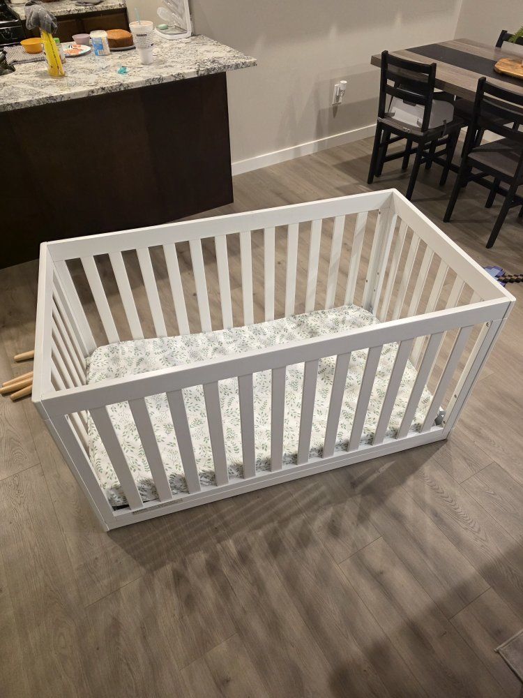 White Wooden Baby Crib with Mattress - Minor Wear, Ready for Your Little One