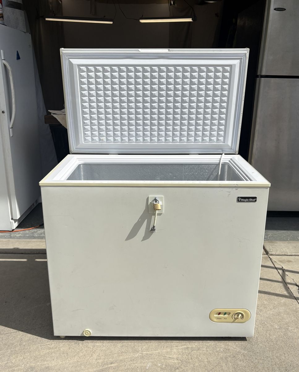 DELIVERY - WORKING 6.9 cu ft Magic Chef CHEST Freezer
