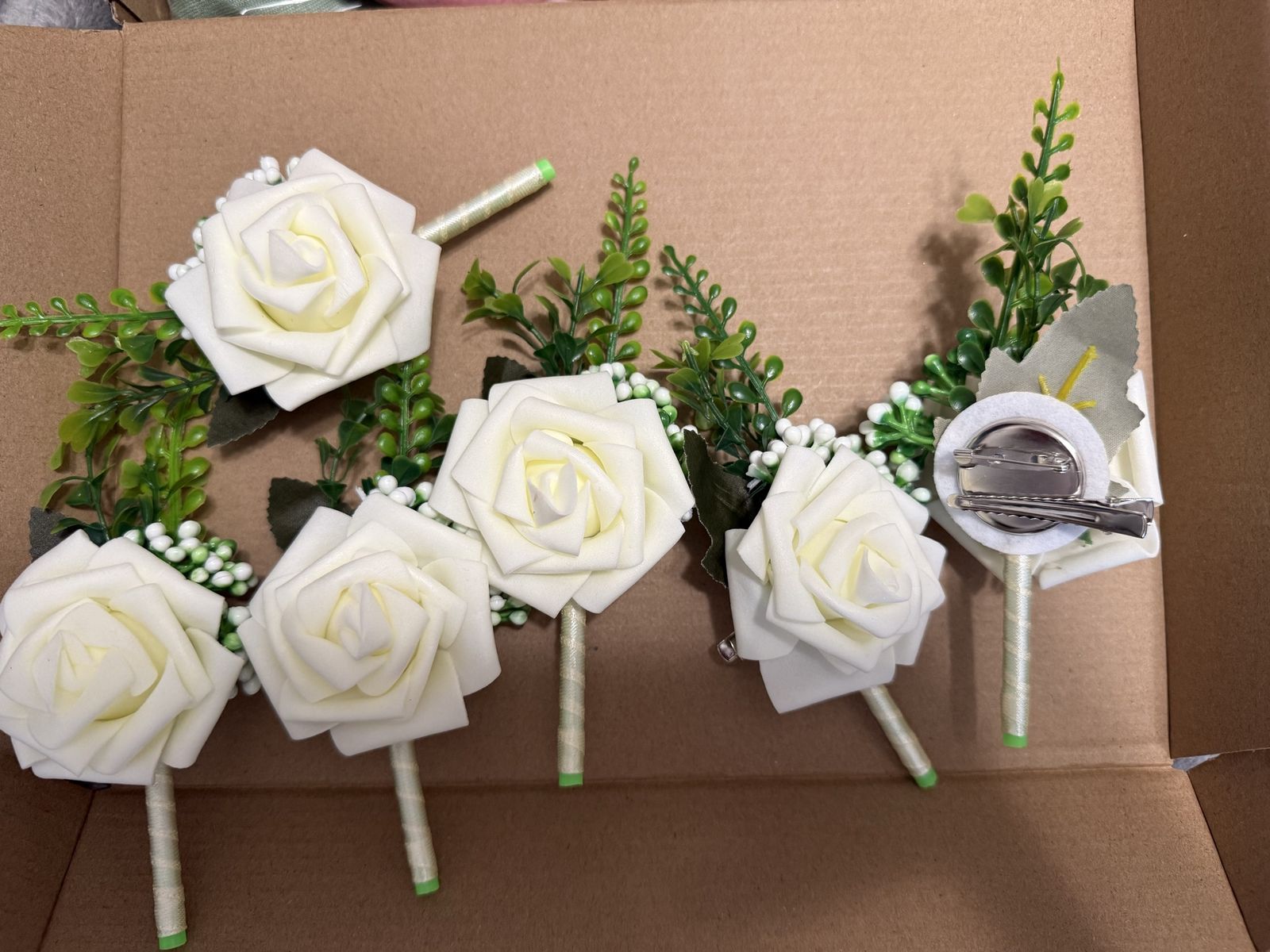 Mens boutonnières (12 pack) (only 6 shown)