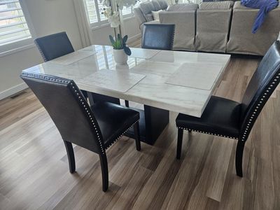 dining table with 4 chairs like new